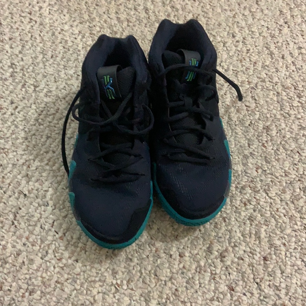 Youth Nike Kryie Irving size 7Y, Kryie 4s